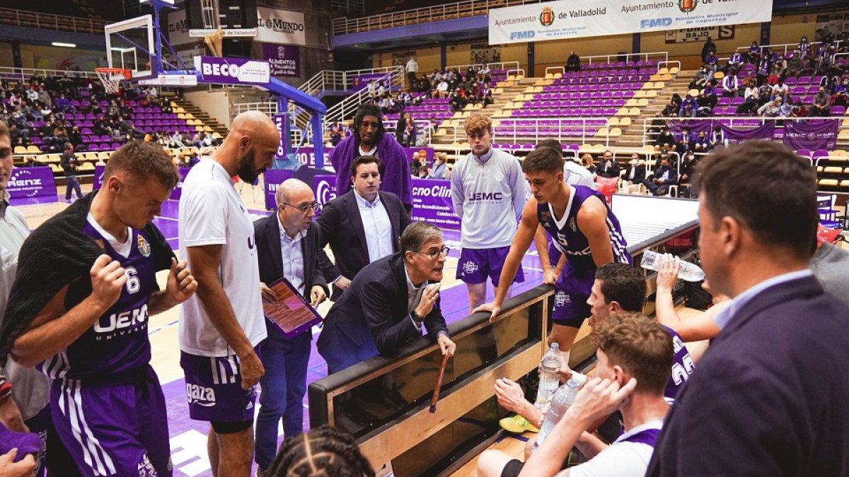 Roberto González, en un tiempo muerto del UEMC Real Valladolid Baloncesto. / RVB