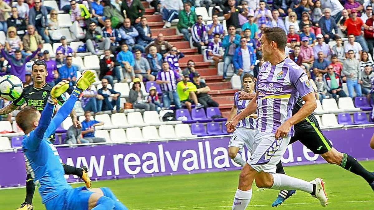 Mata levanta el balón ante la salida de Javi Varas para marcar el primer gol del Valladolid en el partido disputado ayer en Zorrilla.-J.M. LOSTAU