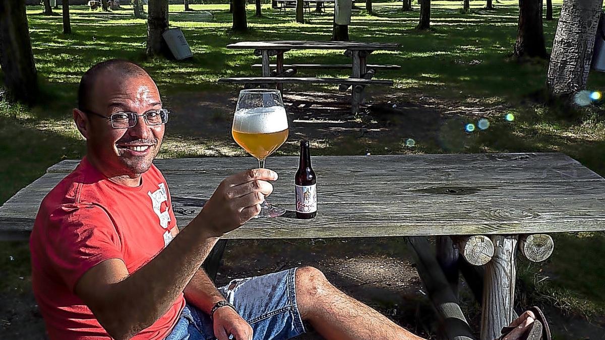 brindis por el milanito. Los amantes de la cerveza tienen una cita con la VII edición de El Milanito, el festival de cerveza artesana, música en directo y gastronomía que se celebrará en La Hontana, Montemayor de Pililla, los próximos 25 y 26 de agosto.-PABLO REQUEJO