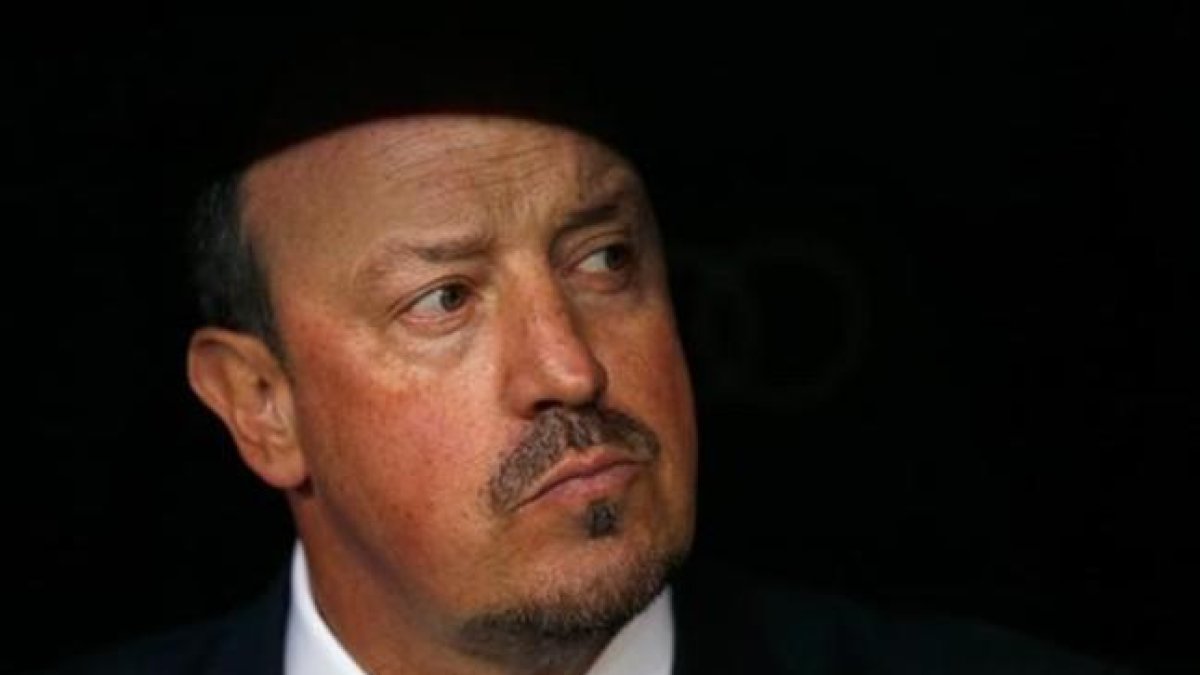 Benítez, con el rostro serio, durante el clásico del sábado en el Bernabéu.-AP / DANIEL OCHOA DE OLZA