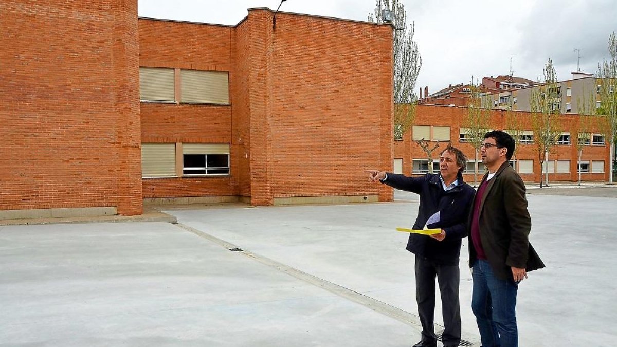 Alberto Bustos en el patio del colegio Allúe Morer.-E. M.