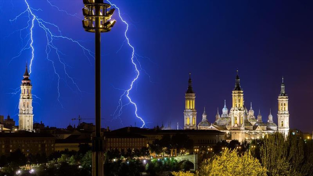 Rayos en la ciudad de Zaragoza.-EL PERIÓDICO / ARCHIVO