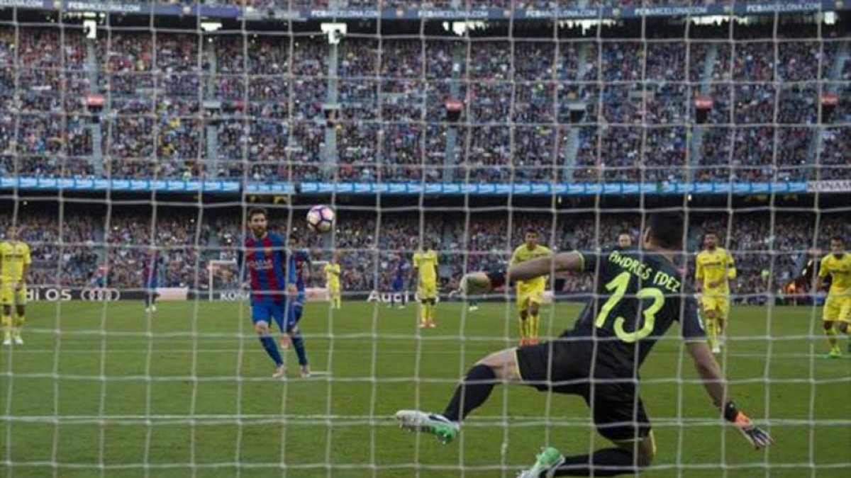 Messi lanza un penalti 'a lo panenka'-JORDI CORTINA