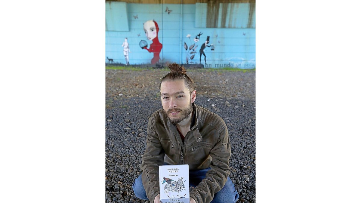David Galán ‘Redry’ posa con su último libro ‘Huir de mí’.-J.M. LOSTAU
