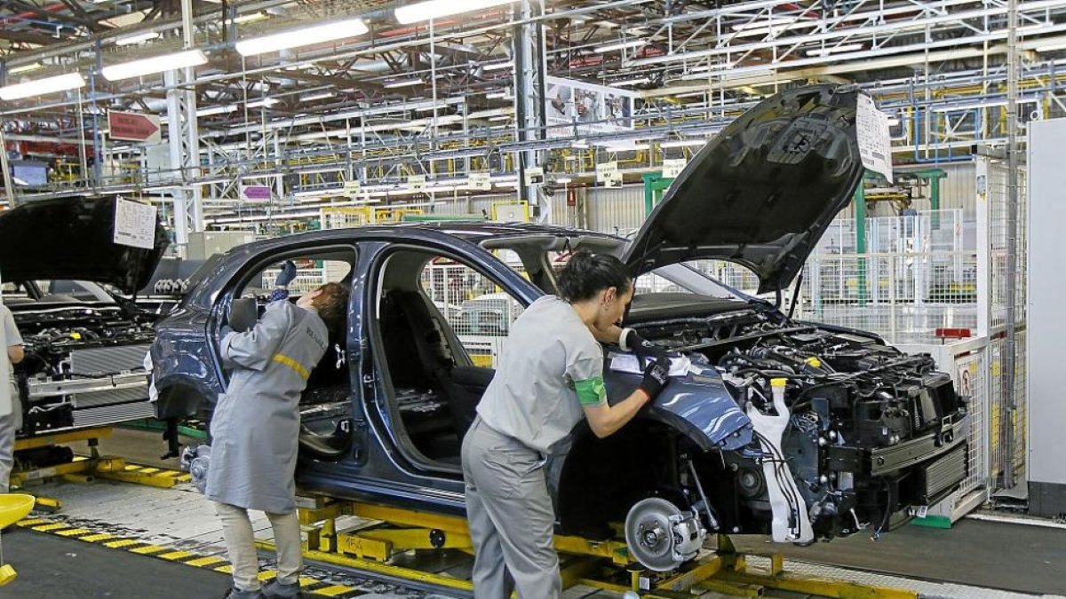 Trabajadoras en la cadena de montaje de la factoría de Renault en Palencia.