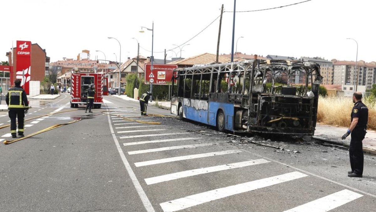 Un autobús interurbano arde en la calle La Serna de León.-ICAL