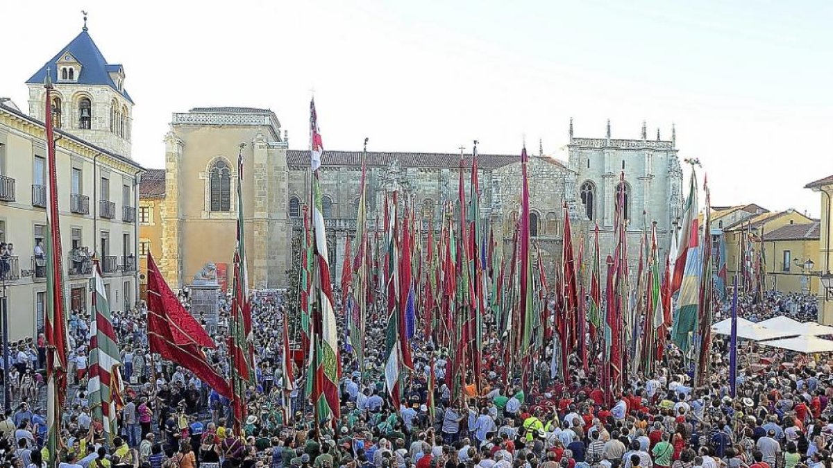Homenaje a los pendones concejiles en San Isidoro .-ICAL