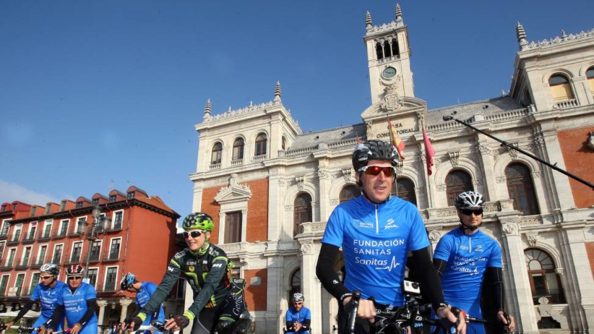 Los ciclistas que integran la marcha por el deporte inclusivo, organizada por la Fundación Sanitas, parten desde Valladolid hacia Segovia en su tercera etapa-Ical