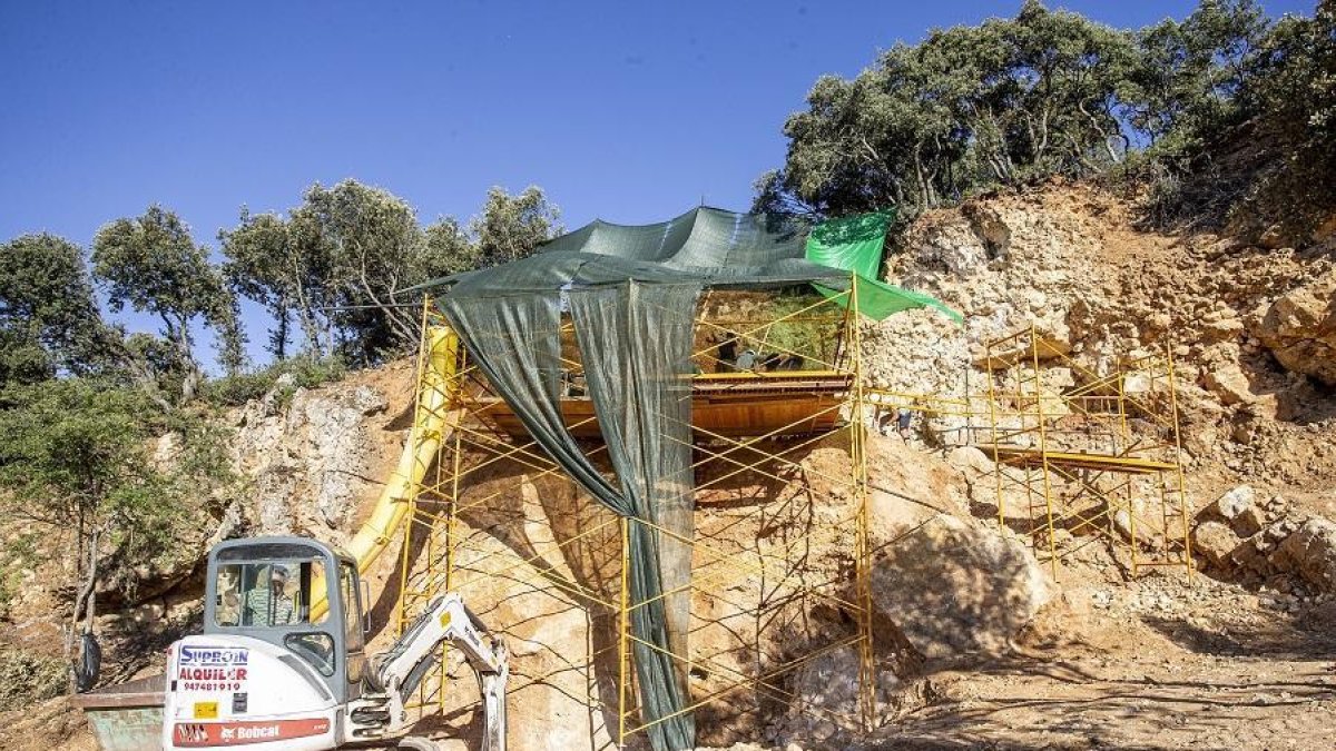 La excavación en Paredeja que comenzó el año pasado siendo una pared de sedimentos empieza a tomar forma de gran yacimiento.-SANTI OTERO