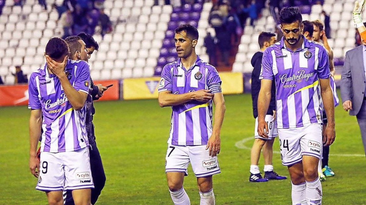 Jose, Moyano y Álex Pérez abandonan el campo apesadumbrados tras empatar contra el Lugo.-J.M. LOSTAU
