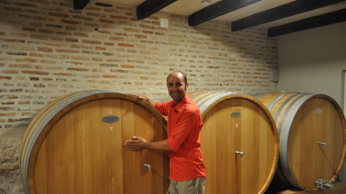 El viticultor y enólogo Jérôme Bougnaud junto a una de las tinas para elaborar Galia.-I. M.