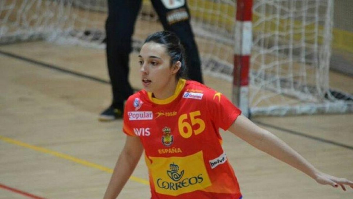 Mónica Gutiérrez París, con la camiseta de España júnior.-EL MUNDO