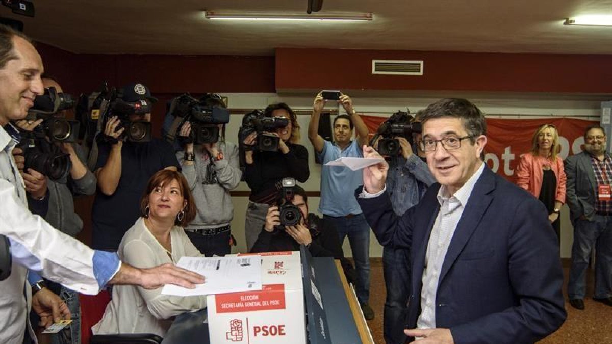 Patxi López vota en Portugalete.-EFE