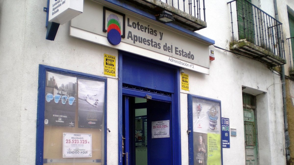 Administración número 2 de la localidad abulense de las Navas del Marqués donde se ha sellado un premio de la lotería Primitiva de 25 millones de euros.- ICAL
