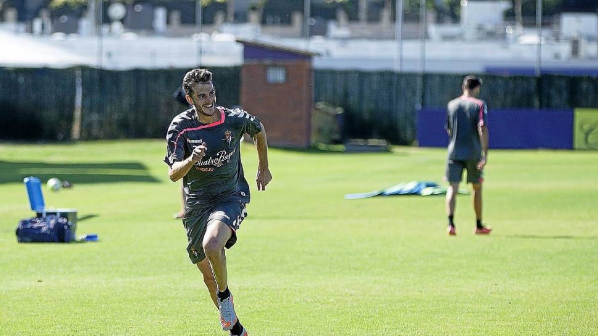 El atacante Juan Villar corre sonriente por la banda durante el entrenamiento de ayer en los Anexos.-José C. Castillo