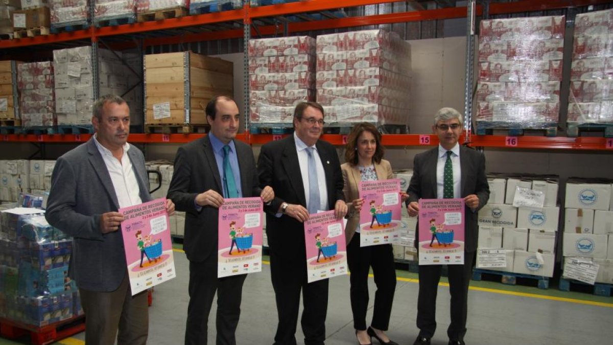 Javier García, Raúl Crespo, Gonzalo Hernández, Laura del Palacio y José Daniel Posadas en el Banco de Alimentos-EL MUNDO