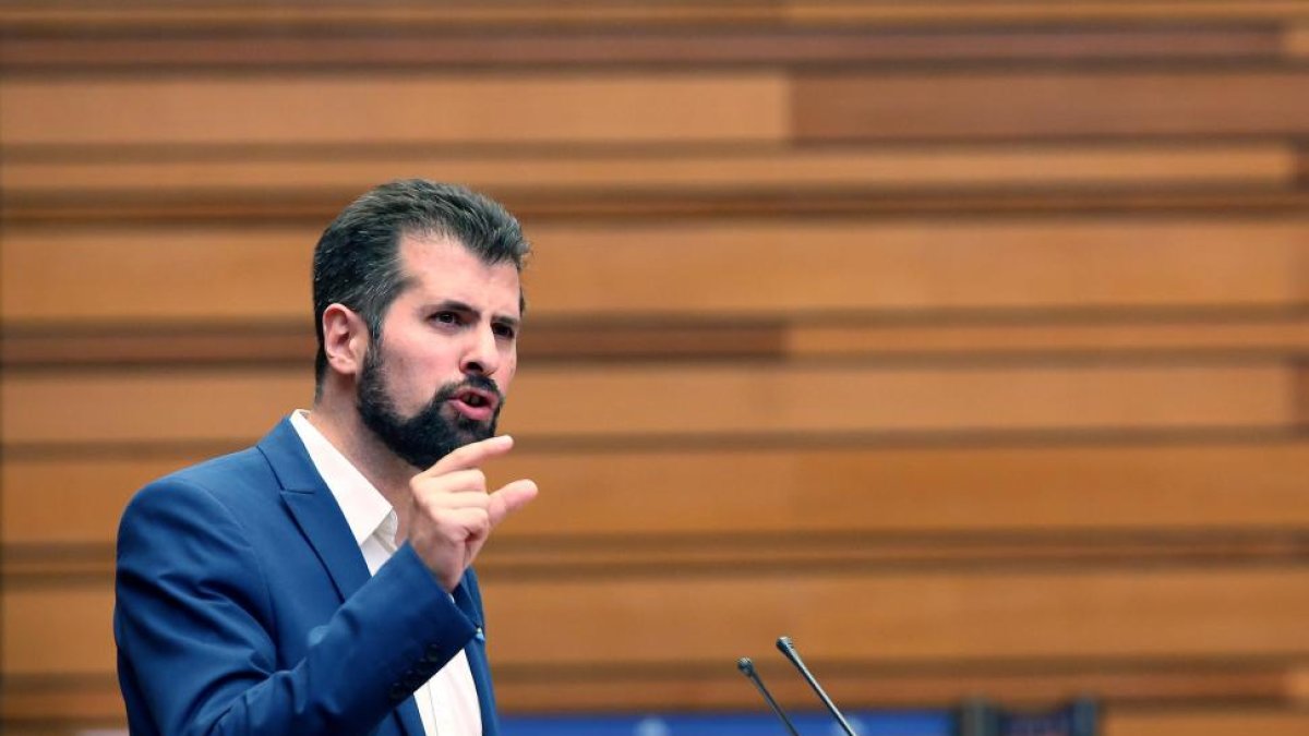 El portavoz del Grupo Parlamentario Socialista, Luis Tudanca, durante su intervención en el debate de política general en las Cortes de Castilla y León.-ICAL