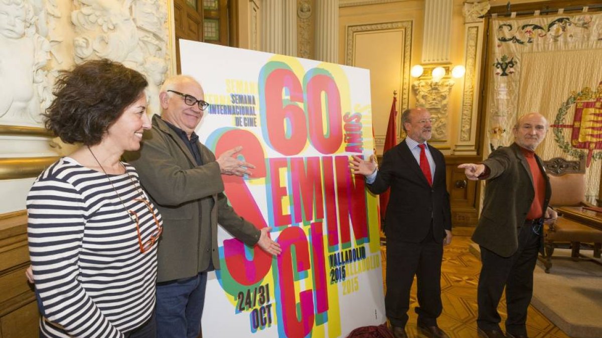 Mercedes Cantalapiedra (i), concejala de Cultura, Comercio y Turismo del Ayuntamiento de Valladolid, Oscar Mariné Brandi (2i), Autor del Cartel, Javier León de la Riva (2d), Alcalde de Valladolid y Javier Angulo (d), Director de la Seminci-Ical
