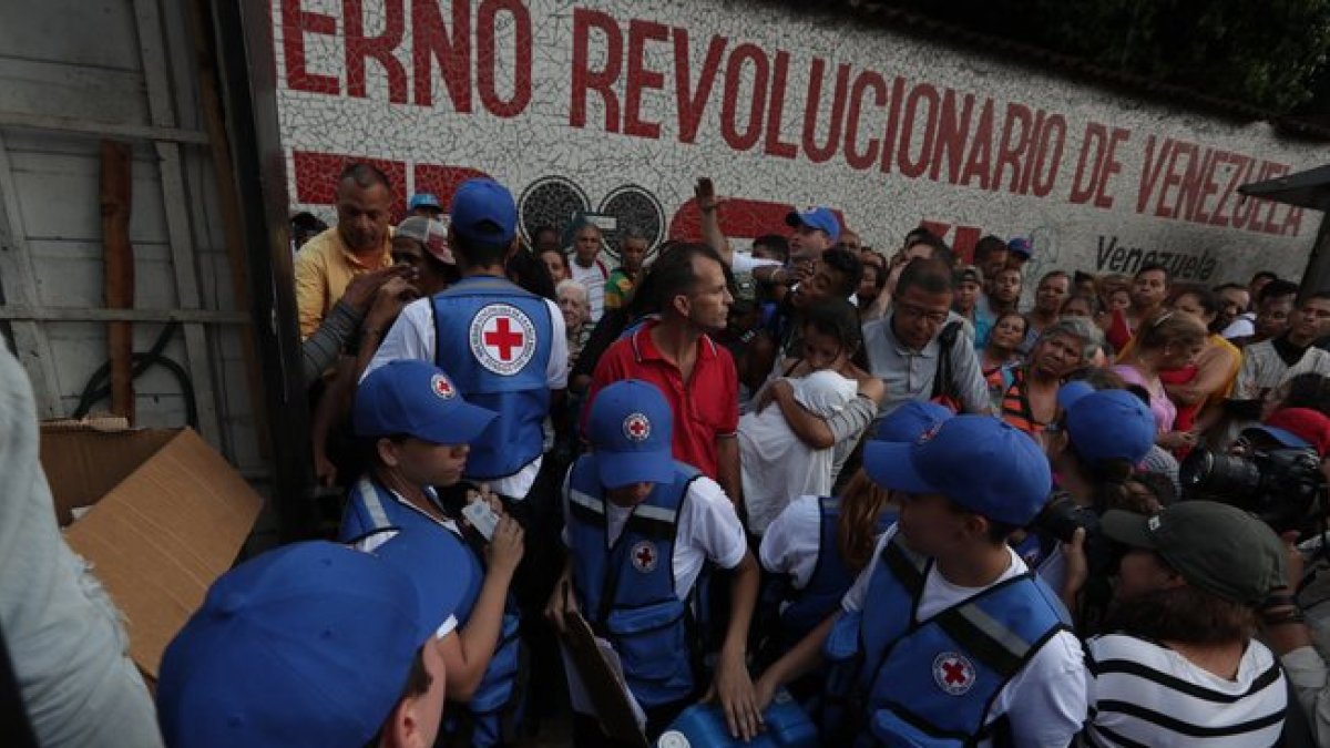 Miembros de la Cruz Roja reparten el primer cargamento de ayuda humanitaria que llegó a Venezuela.-EFE