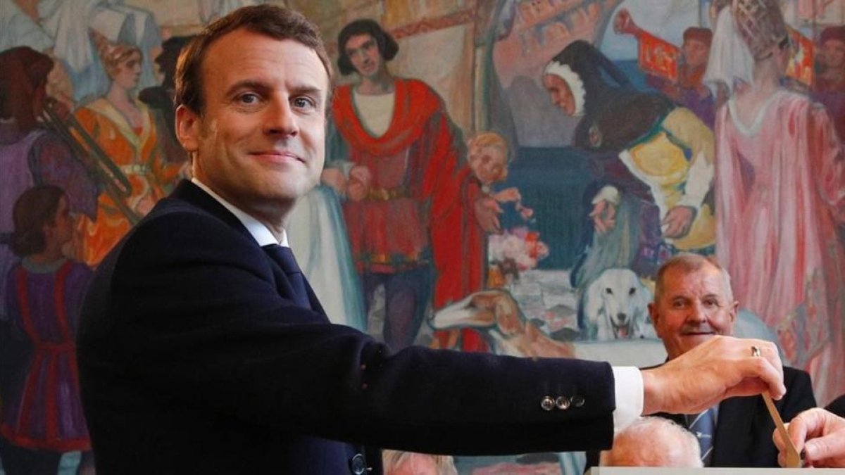 Emmanuel Macron, en el momento de depositar el voto.-CHRISTOPHE ENA / AFP