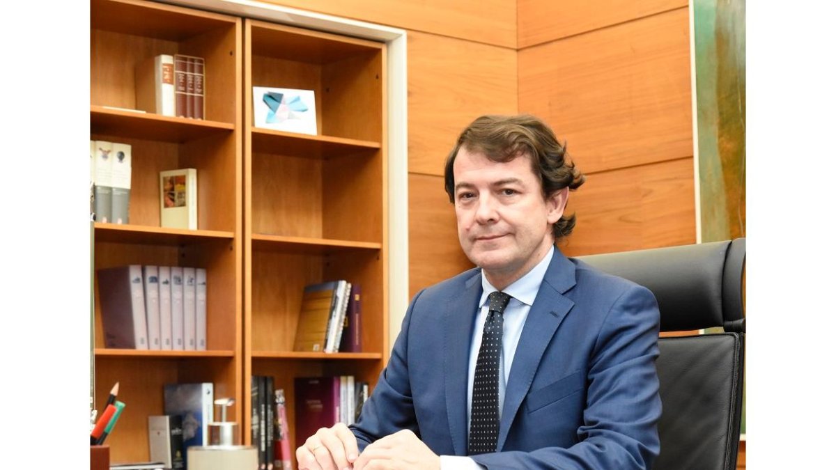 El presidente de la Junta de Castilla y León, Alfonso Fernández Mañueco, en las Cortes autonómicas tras su comparecencia del viernes. E. M.