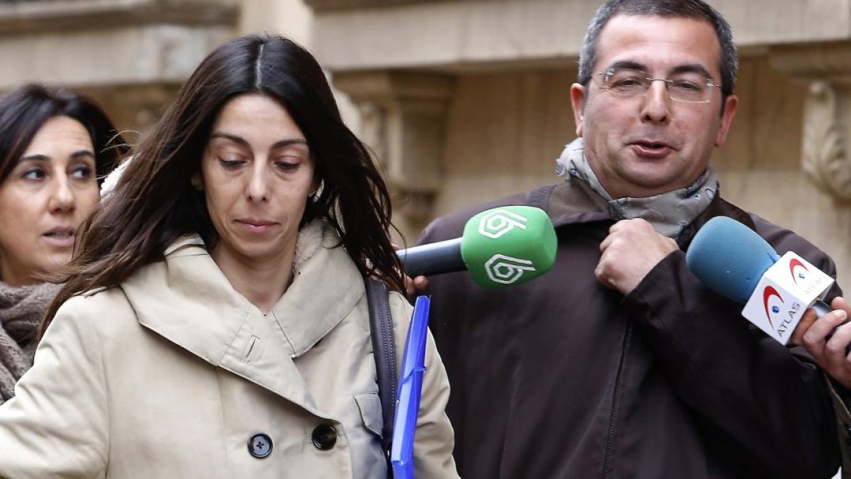 Raquel Gago y su abogado, a la llegada a la Audiencia en la que se juzga el asesinato de Isabel Carrasco.-ICAL