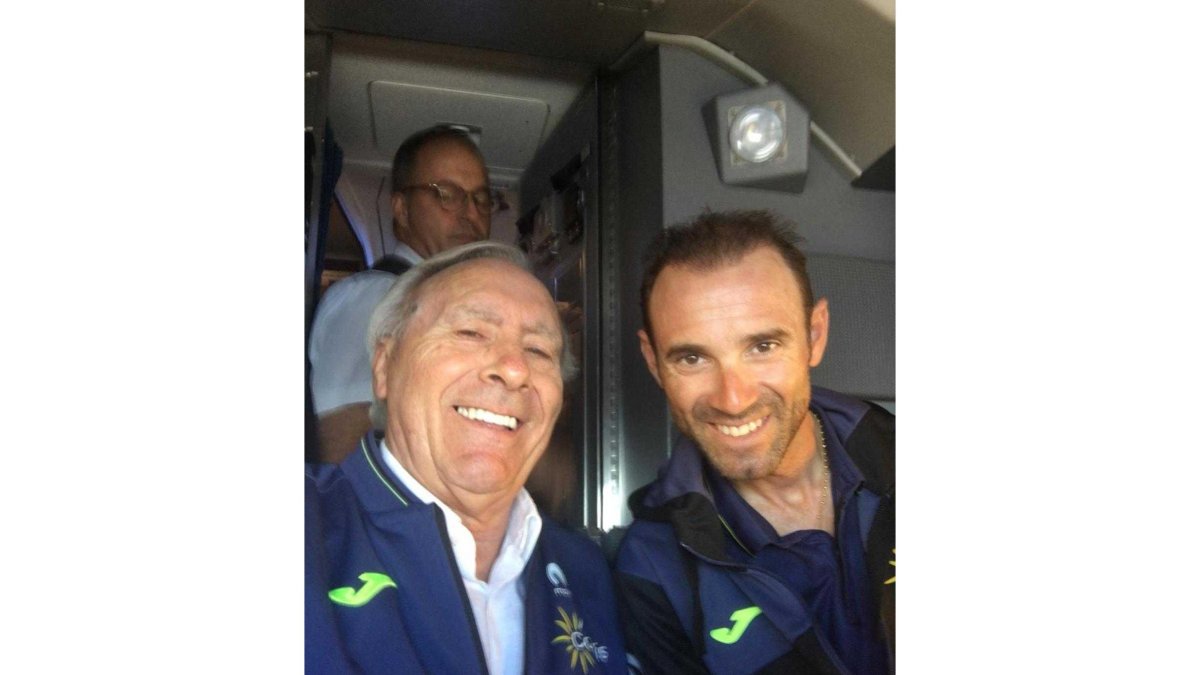 Javier Mínguez y Alejandro Valverde, ayer, en el avión que les trasladó a España.-E. M.
