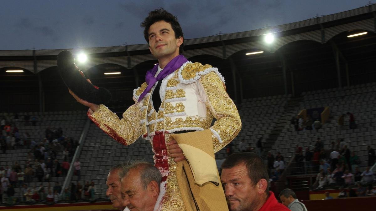 El diestro salmantino, Juan del Álamo, a hombros en la plaza de Palencia tras cortar tres orejas.-BRÁGIMO / ICAL