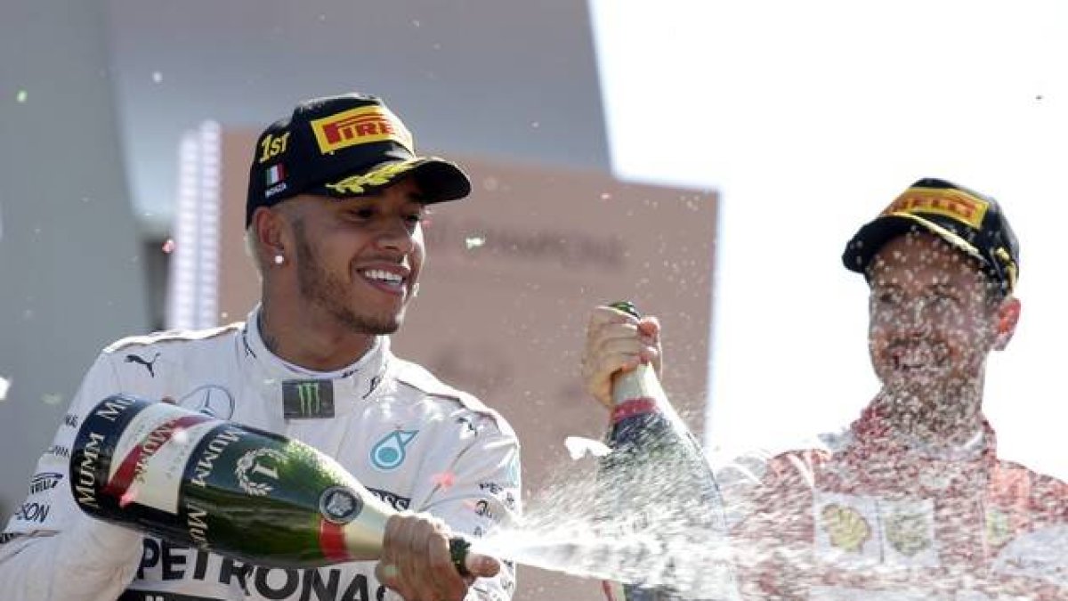 Lewis Hamilton celebra su victoria en el GP de Italia celebrado este domingo en Monza.-REUTERS / MAX ROSSI