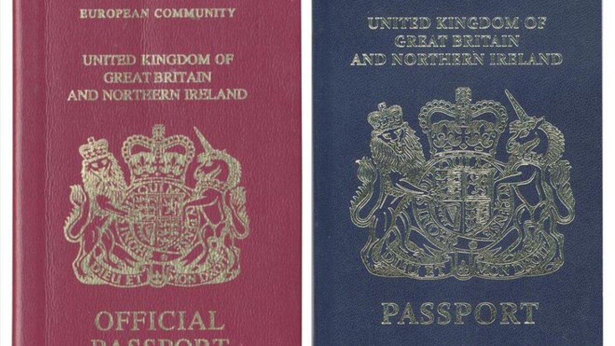 A la izquierda el pasaporte del Reino Unido con la mención Unión Europea arriba. En la derecha el documento antiguo, de color azul, que los británicos recuperarán en el 2022.-AFP