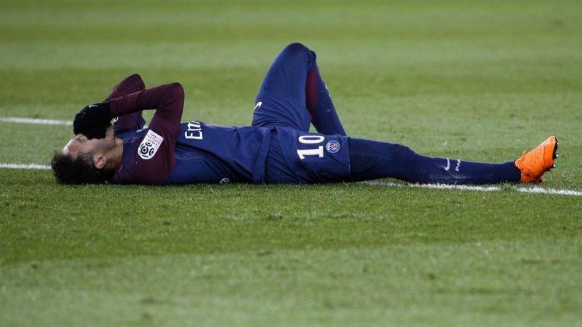Neymar, nada más sufrir la lesión en el tobillo derecho el domingo ante el Marsella.-AFP / GEOFFROY VAN DER HASSELT