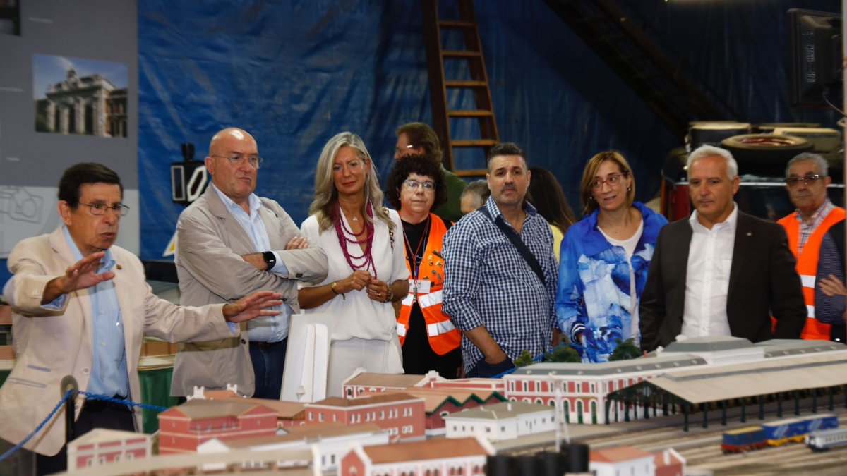 Jesús Julio Carnero e Irene Carvajal en la XXXI edición de la Exposición Ferroviaria.- E.M.