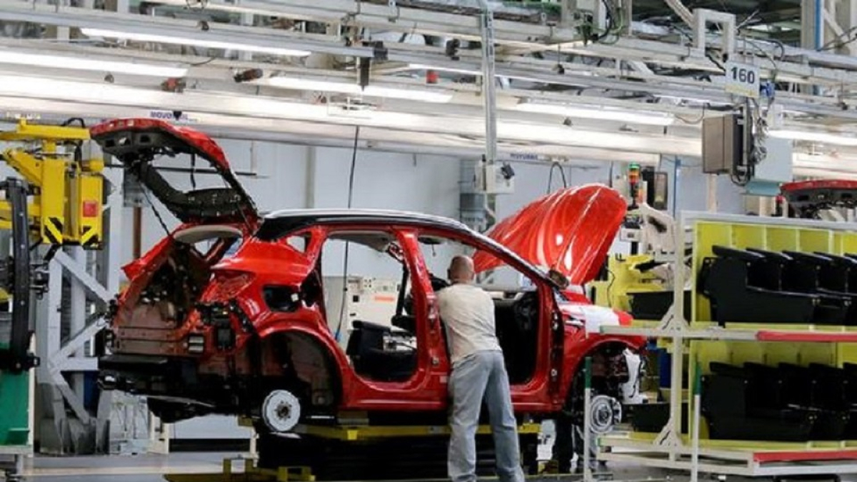 Un empleado de Renault en la planta de Valladolid. ICAL