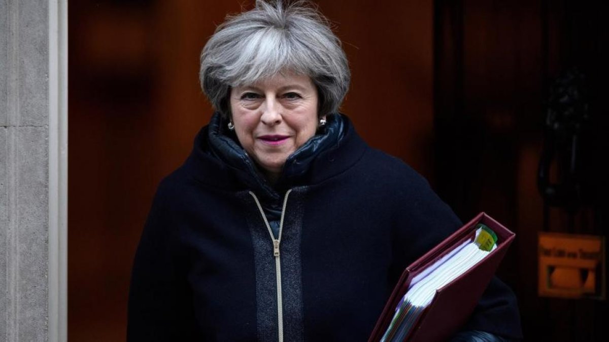 May abandona el número 10 de Downing Street, en dirección a la Cámara de los Comunes, en Londres, el 17 de enero.-GETTY IMAGES / LEON NEAL