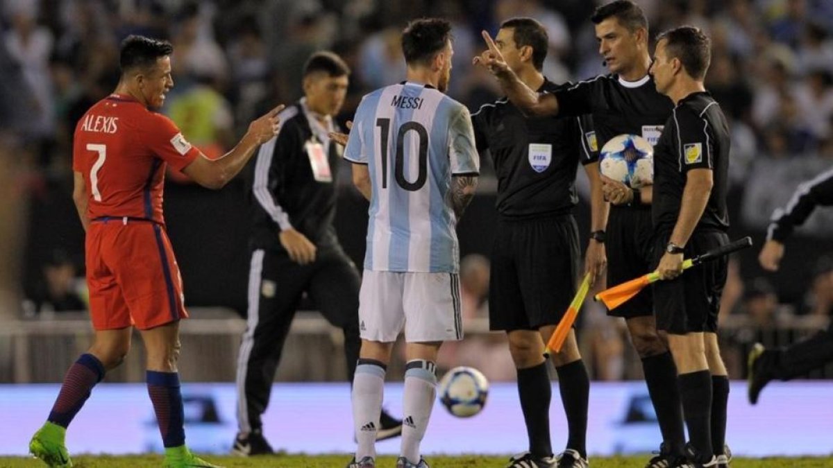 Messi, en el altercado que tuvo con los árbitros del Argentina-Chile del pasado jueves.-AFP