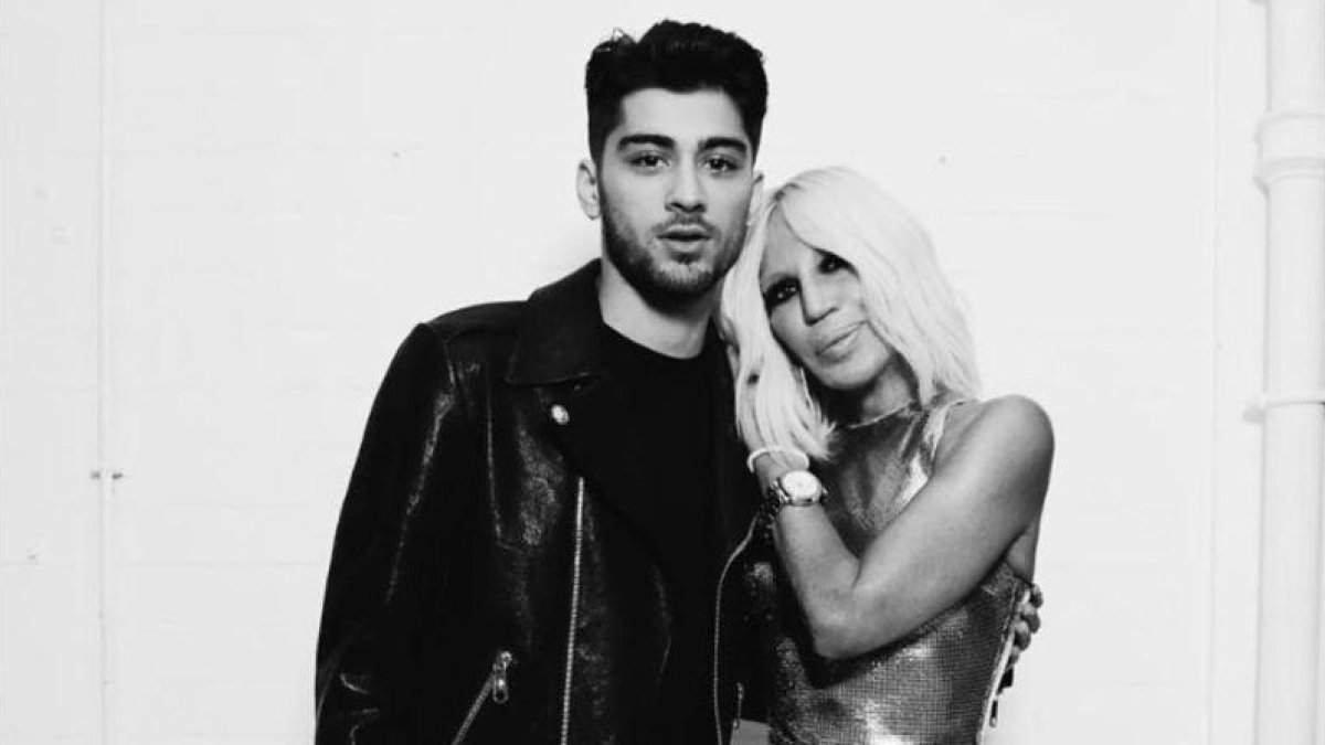 Zayn Malik posa con Donatella Versace.-EL PERIÓDICO