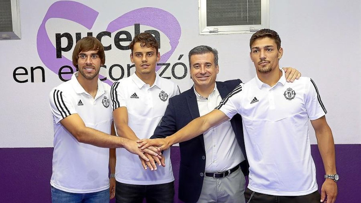 Caro, Ünal y Fede Barba posan junto a Miguel Ángel Gómez ayer en Zorrilla.-J. M. LOSTAU