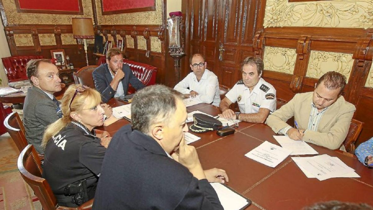 El alcalde, al fondo, junto al concejal Luis Vélez y la jefa de la Policía Municipal durante la reunión de la Junta de Seguridad.-J. M. Lostau