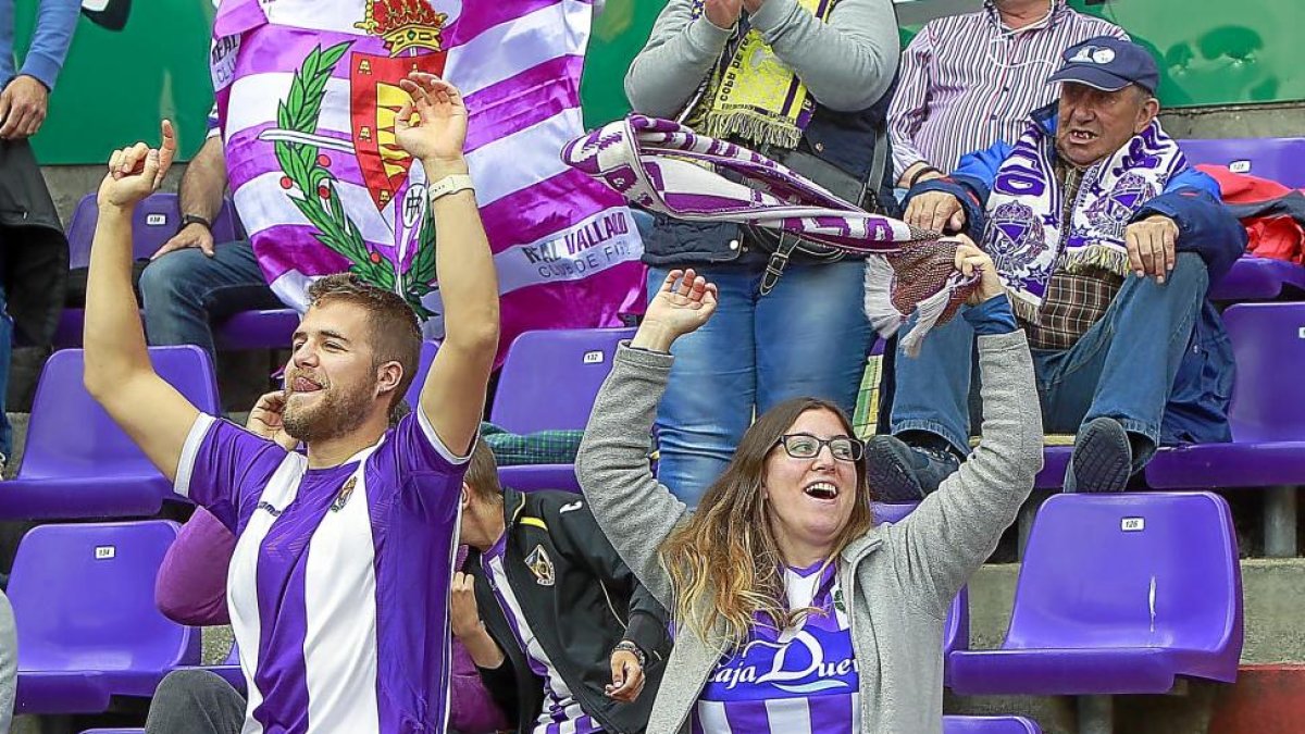 Aficionados pucelanos celebran un gol-J.M. Lostau
