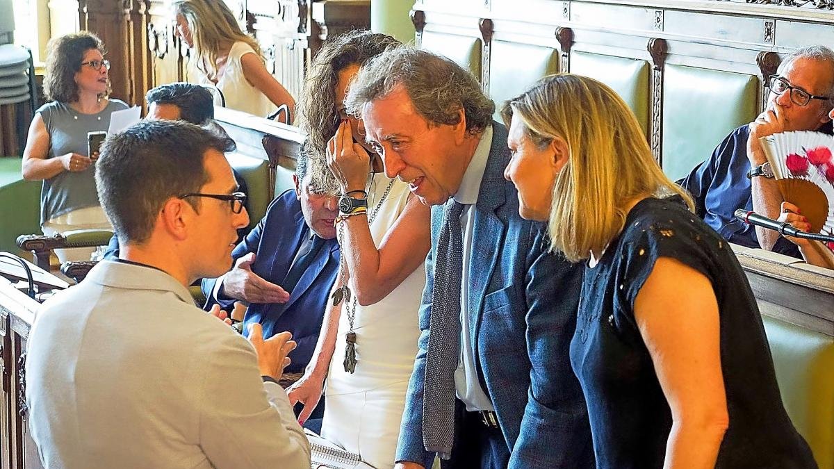 Pedro Herrero dialoga en el último pleno con Pilar del Olmo y De Santiago-Juárez.-PABLO REQUEJO / PHOTOGENIC