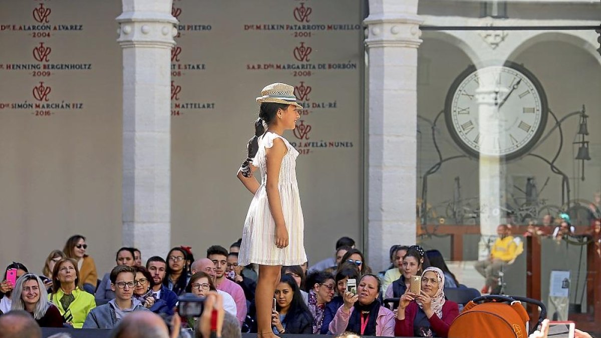 El acto inaugural contó con el desfile de niños, que vencieron a su timidez para poder hacer el pase.-ICAL