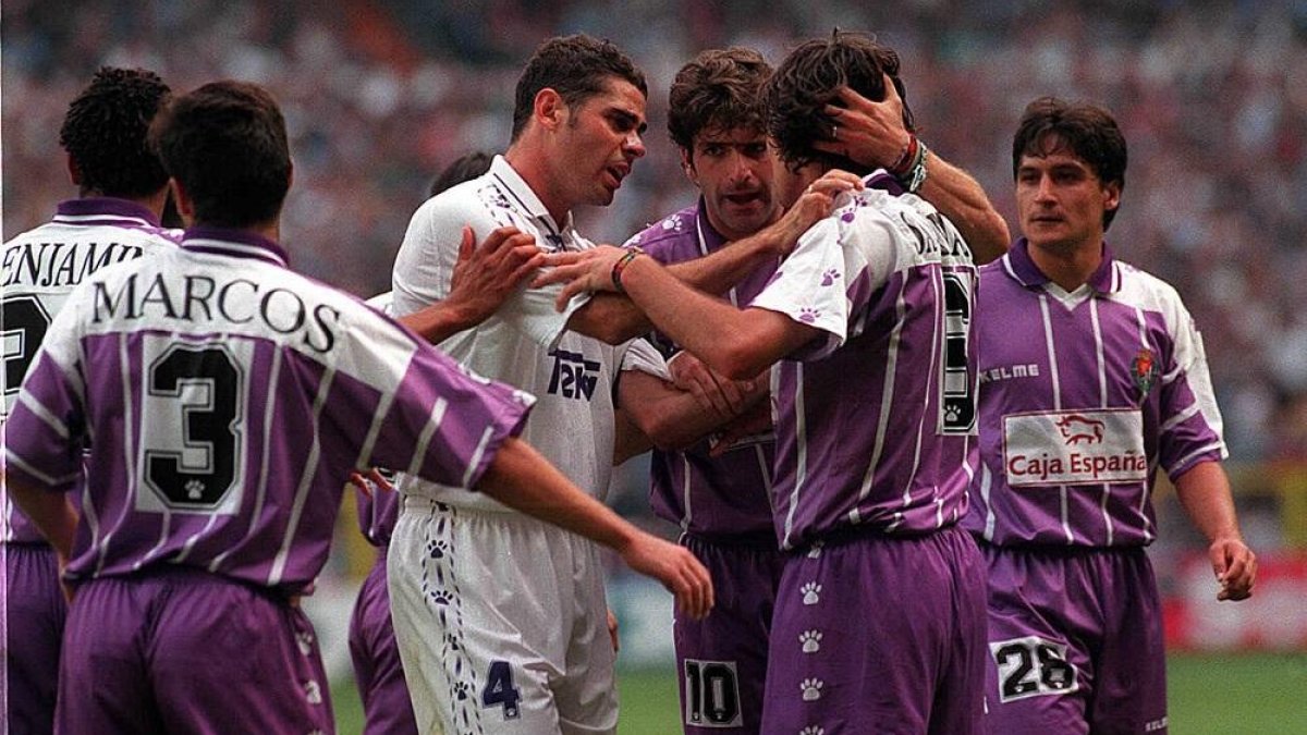 Ünal avanza con el balón ante Kroos y Bale; tres jugadores de muy bajo rendimiento esta temporada.-LALIGA