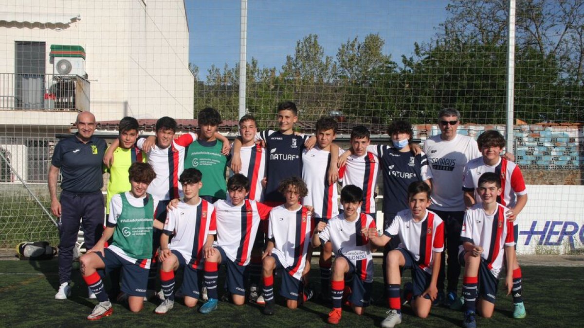 Jugadores y cuerpo técnico del conjunto infantil del San Agustín. / E. M.