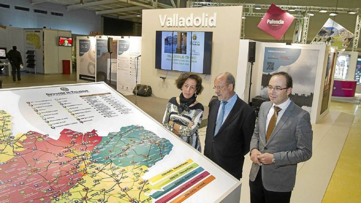 Mercedes Cantalapiedra, Javier León de la Riva y Víctor Alonso, ayer en la presentación del expositor-J.M.Lostau