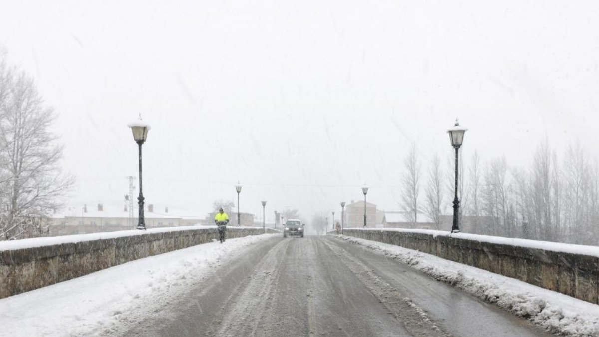 Nevada en una carretera de Aguilar de Campoo.-ICAL