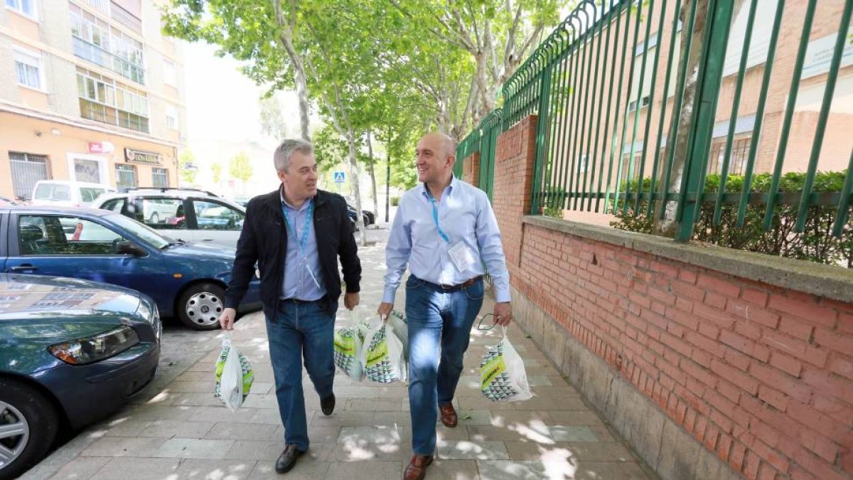 El secretario general del PP de Valladolid, Jesús Julio Carnero, reparte bocadillos a los apoderados e interventores de su partido. Le acompañ, Indalecio Escudero-ICAL
