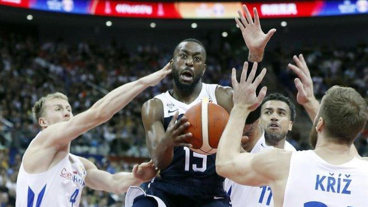 Kemba Walker, el base de EEUU, intenta una entrada a canasta entre defensores checos-WU HONG (EFE)