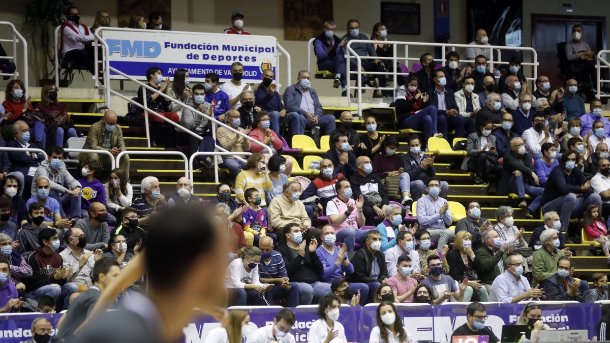 Afición del UEMC RV Baloncesto en un partido anterior de Liga. / LOSTAU