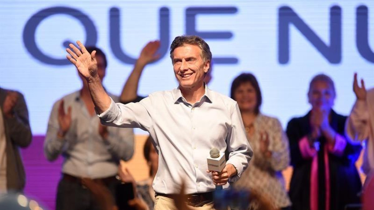 Mauricio Macri saluda a seguidores-EFE