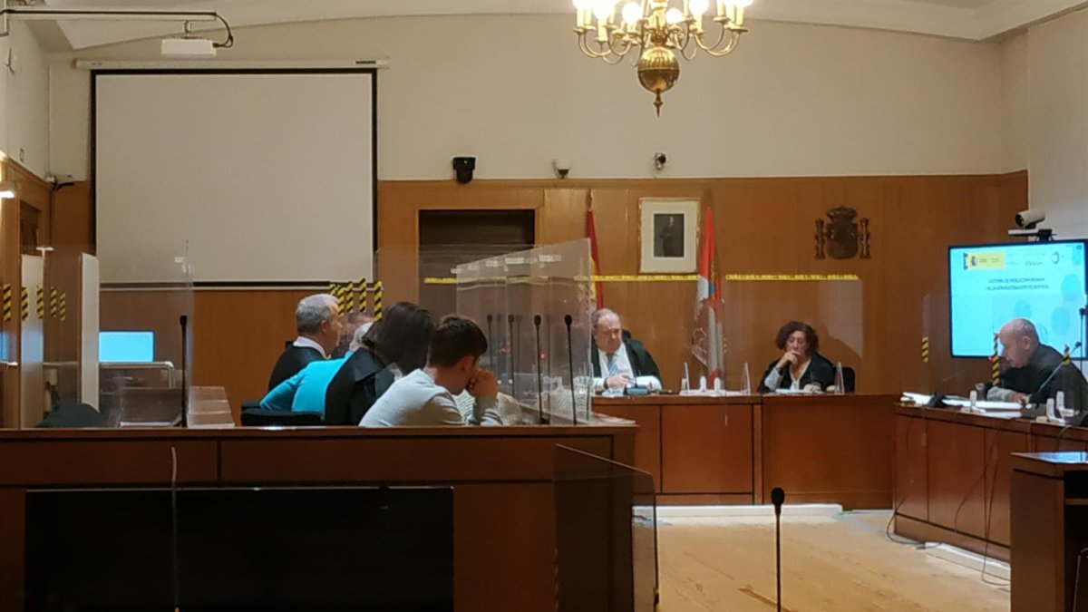 Los dos condenados junto a sus letrados durante la vista de conformidad celebrada en la Audiencia de Valladolid. E.P.